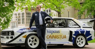 És abban a pillanatban megérkezett a miniszterelnök – Egy rallyautóval